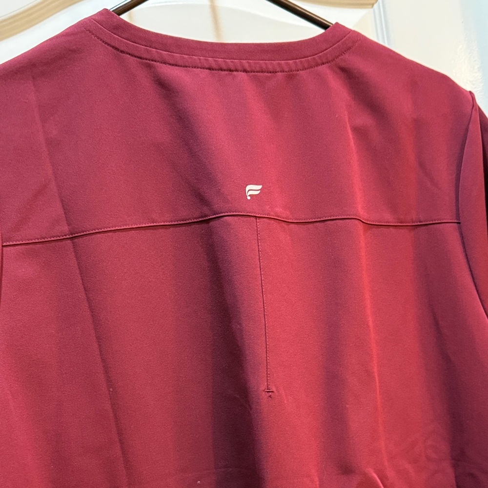 Fabletics Women's Burgundy V-Neck 2 piece scrub set XXL - Picture 8 of 15